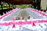 Svatební tabule v růžové barvě s dekoracemi