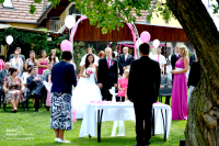 Svatební obřad pod meruňkami