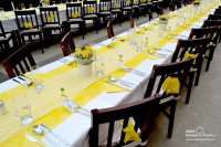 Svatební tabule prostřená ve žluté barvě