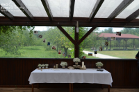 Stůl pro hosty s dřevěnými dekoracemi