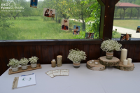 Stůl pro hosty s dřevěnými dekoracemi