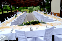 Svatební tabule v bílé a béžové barvě s potahy