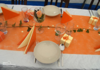 Slavnostní tabule v oranžové barvě