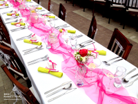 Svatební tabule v růžové a zelené barvě