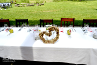Svatební tabule prostřená v růžové a přírodní barvě s korkovou dekorací