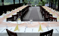 	Svatební tabule prostřená v lososové a béžové barvě