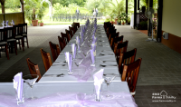 Svatební tabule ve fialové a bílé barvě